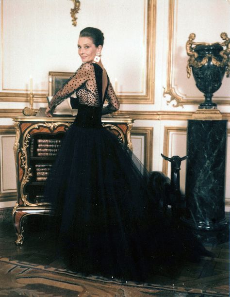 Rare Audrey Hepburn — Audrey Hepburn passed away 26 years ago today but... Audrey Hepburn Givenchy, Audrey Hepburn Dress, Aubrey Hepburn, Givenchy Fashion, Givenchy Dress, Audrey Hepburn Style, Mode Chic, Audrey Hepburn, Style Icon