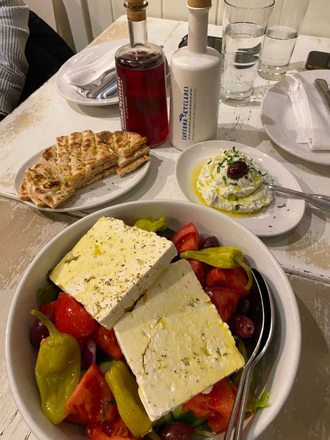 Greece Meals, Greek Food In Greece, Greek Summer Food, Greek Food Restaurant, Greece Food Aethstetic, Greek Salad Aesthetic, Mediterranean Food Aethstetic, Greek Holiday Aesthetic, Greek Restaurant Aesthetic