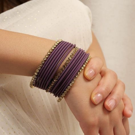 Bangles On Saree, Black Bangles Aesthetic, Bangles Setting Ideas, Decor With Bangles, Bangles Box Ideas, Plain Bangles Gold, Bangle Set Designs, Purple Bangles Set, Indian Bangles Aesthetic