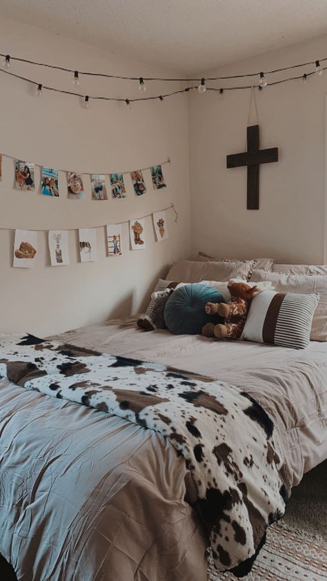 Cowboy Dorm Room Ideas, Country Bed Sheets, Country Theme Dorm Room, Aesthetic Western Room Ideas, Western Photo Collage Wall, Dorm Room Designs Western, Country Dorm Decor, Cute Bedroom Ideas Country, Western Girl Room Ideas