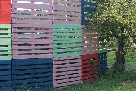 18 Pallet Fence Ideas That Cost Next to Nothing to Build Pallet Boardwalk, Pallet Fence Diy, Pallet Fence Ideas, Free Standing Fence, Wood Pallet Fence, Vertical Pallet Garden, Herb Garden Pallet, Diy Privacy Screen, Wood Privacy Fence