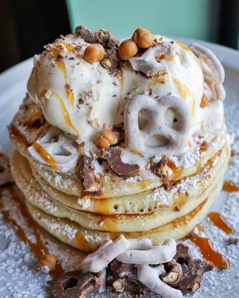 Where to Eat In Every State - Best Restaurants Near Me Fluffy Buttermilk Pancakes, Brunch Restaurant, Restaurants Near Me, Best Easy Dinner Recipes, Dipped Pretzels, Buttermilk Pancakes Fluffy, Chocolate Dipped Pretzels, Pretzel Dip, Brunch Restaurants