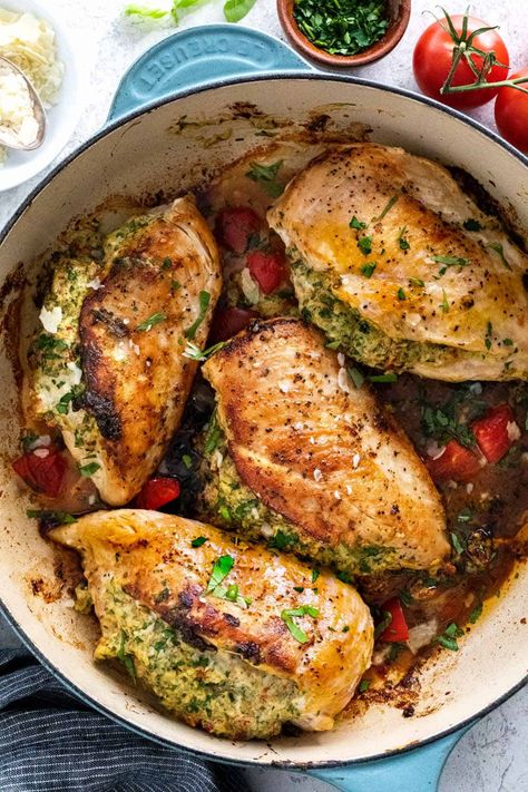 A delicious low carb Tuscan-inspired stuffed chicken recipe with a mixture of spinach, herbs, cheese, and sun-dried tomatoes. #stuffedchicken #chickendinner #chickenbreast Baked Stuffed Chicken, Fast 800, Boiled Chicken Breast, Chicken Shawarma Recipe, Seared Chicken Breast, Cheesy Chicken Broccoli, Broiled Chicken, Resep Salad, Stuffed Chicken Breast