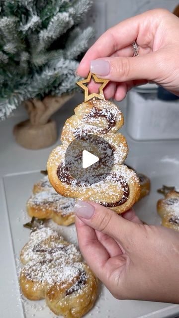 Kellie Atkinson on Instagram: "Nutella Christmas Tree 😋🎄 #christmas #christmasbaking #holdaybaking #easybaking #easyrecipe #nutella #christmassnacks #christmastreats #puffpastry #puffpastryrecipes" Nutella Christmas Tree, Nutella Christmas, Xmas Mugs, Chocolate Heaven, Puff Pastry Recipes, Christmas Lovers, Christmas Snacks, Bread Basket, Looks Yummy