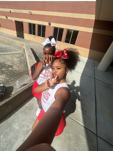 Cheerleading Black People, Cheerleader Aesthetic Black, Cheer Pictures Best Friend, Cheerleader Best Friends, Cheer Besties, Cheerleader Aesthetic, Bestie Cheer Pics, Cheerleading Bags, Black Cheerleaders