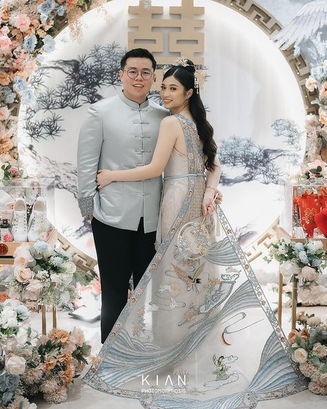 Mom Gown & Cheongsam (@putrimudita) • Instagram photos and videos Sangjit Photoshoot, Cheongsam Sangjit, Sangjit Dress, Sangjit Decoration, White Cheongsam, Cheongsam Wedding, Chinese Bride, Bridal Attire, Cheongsam