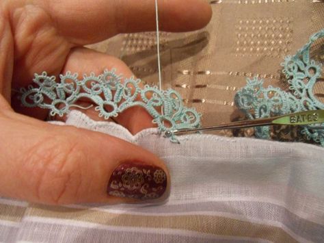 Photo Tutorial how to attach tatted edging to fabric - crochet method. Háčkované Lemy, Tatting Tutorial, Needle Tatting, Techniques Couture, Heirloom Sewing, Crochet Borders, Tatting Lace, Tatting Patterns, Bobbin Lace