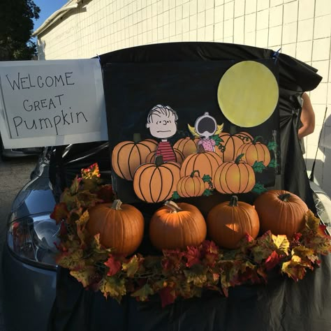 Trunk or treat: the great pumpkin; Charlie Brown Trunk Or Treat Kits, Halloween Car Decorations, Trunker Treat Ideas, The Great Pumpkin Charlie Brown, Great Pumpkin Charlie Brown, Hallowen Ideas, Peanuts Halloween, The Great Pumpkin, Charlie Brown Halloween