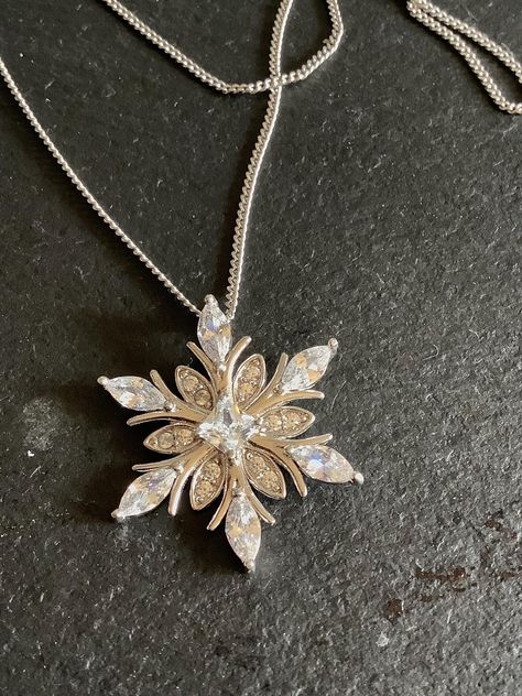 Sterling silver snowflake pendant  Would make a great gift. 18" curb chain. Will be posted in a box . Snowflake Pendant, Snow Flake, Silver Snowflakes, Curb Chain, Sterling Silber, In A Box, A Box, Jewelry Necklace Pendant, Beauty Book