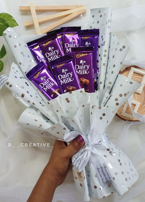 Rakhi Sweets Ideas, Chocolate Bookey Ideas Diy Gifts, Choclate Packing Diy, Chocolate Bukey Gift, Surprise Birthday Gift Ideas, Chocolate Boquets Handmade Videos, Bouquet Of Chocolates Gift Ideas, Handmade Chocolate Bouquet Ideas, Chocolate Bouquet Aesthetic