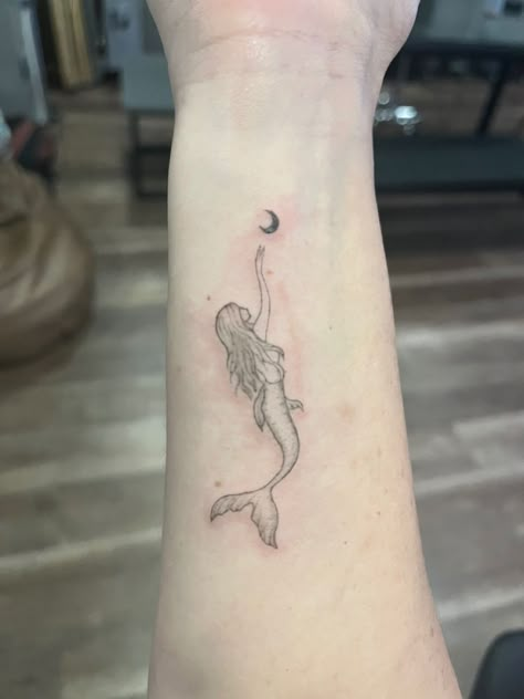 Mermaid Tatto Tiny Mermaid Tattoo, Simple Mermaid Tattoo, Mermaid Tattoo Ideas For Women, Small Mermaid Tattoo, Shirley Barber, Art Tattoo Ideas, Mermaid Tattoo Designs, Small Girly Tattoos, Torso Tattoos