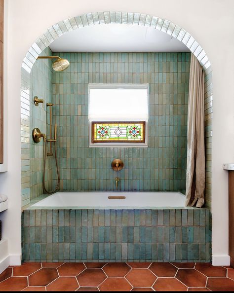 Shower Alcove, Craftsman Remodel, Cotto Tile, Bathroom Layouts, Chic Bathrooms, Bathroom Trends, Ranch Style Home, Bathroom Layout, Design Del Prodotto