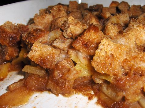 Pioneer Woman's Apple Brown Betty-great way to use old apples & bread.  I added cinnamon & 2 additional large apples for a perfect YUMMY treat!  ; ) Apple Brown Betty Pioneer Woman, Use Old Apples, Apples Bread, Apple Betty Recipe, Apple Brown Betty Recipe, Apple Betty, Apple Brown Betty, Puding Roti, Apple Bread Recipe