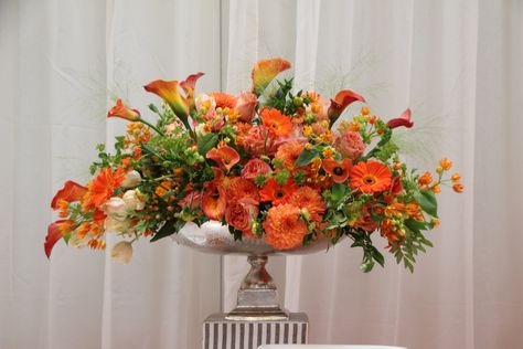 Oval Flower Arrangement, Oval Floral Arrangement, White Flower Arrangements, Low Centerpieces, Flower Arrangement Designs, Orange Color Palettes, Floral Arranging, Event Design Inspiration, Market Stall