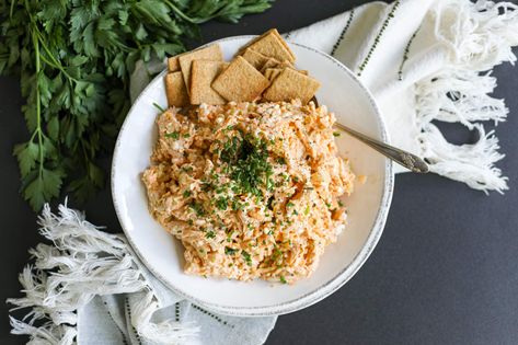 Next time you’re craving a quick high protein recipe, try this Buffalo Chicken Salad with Cottage Cheese. With 31g of protein and 199 calorie Chicken Salad With Cottage Cheese, Spicy Chicken Salad Recipe, Shredded Chicken Salads, High Protein Recipe, Cottage Cheese Dips, Dessert Pasta, Cardio Diet, Spicy Buffalo Chicken, Buffalo Chicken Pizza