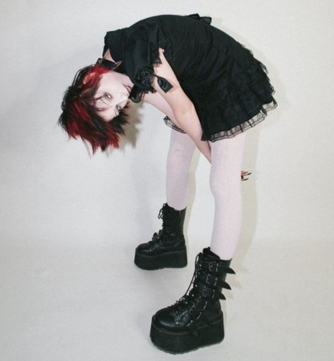 Violent Pose Reference, Punk Pose Reference, Carolesdaughter Aesthetic, Alt Pose Reference, Singer Reference Pose, Punk Poses Reference, Punk Photoshoot Ideas, Singer Pose Reference, Emo Poses