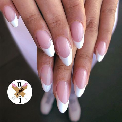 These almond-shaped nails are the perfect choice for someone who likes long nails that are rounded and pointed at the tips. Check out these cool nail art designs for almond nail shapes. Trending Almond Nails, Acrylic Nails Almond Shape, Almond Nails French, Long Almond Nails, Manikur Kuku, Almond Shape Nails, French Tip Acrylic Nails, Almond Nails Designs, Almond Nail