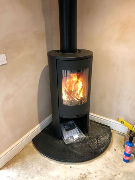 A freestanding log burner is a very typical addition to a large kitchen diner extension. Contura is a great brand when looking for this type of stove – they have a very low distance to combustibles, which means they can stand close to a stud work or plasterboard wall. This customer wanted a circular corner … Log Burner Installation, Large Kitchen Diner, Corner Log Burner, Small Log Burner, Wood Burning Stove Corner, Corner Wood Stove, Electric Log Burner, Corner Stove, Wood Burner Fireplace