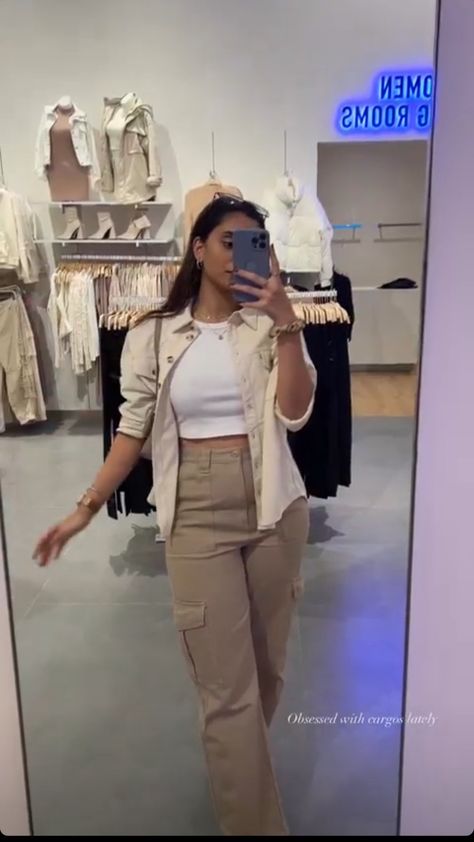 Taupe Cargo Pants Outfit, Beige Cargo Pants Outfit, White Cargo Pants Outfit, Beige Cargo Pants, Cargo Pants Outfit Women, White Cargo Pants, Cargo Outfit, College Fits, Cargo Pants Outfit