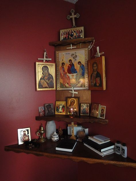 Icon Corner, Altar Catholic, Alter Ideas, Board Icon, Home Altar Catholic, Family Altar, Prayer Room Ideas, Altar Ideas, Orthodox Prayers