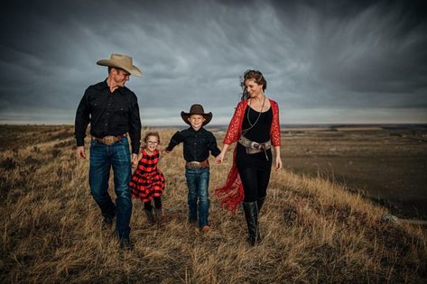 Western Family Photos Modern Western Family Photoshoot, Family Ranch Pictures, Ranch Family Pictures, Western Mother Daughter Pictures, Cute Country Family Photos, Country Style Family Pictures, Western Photoshoot Ideas Family, Family Cowboy Photoshoot, Family Photo Outfits Western