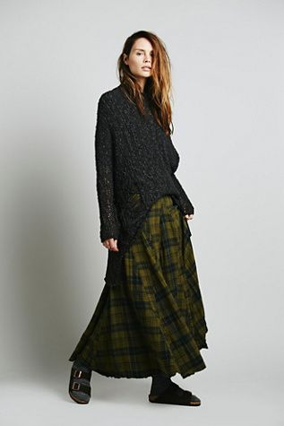 Plaid Maxi skirt Tartan Skirt Outfit, Maxi Skirt Winter, Plaid Maxi Skirt, Long Plaid Skirt, Winter Maxi, Plaid Skirt Outfit, Long Skirt Outfits, Maxi Outfits, Winter Skirt Outfit