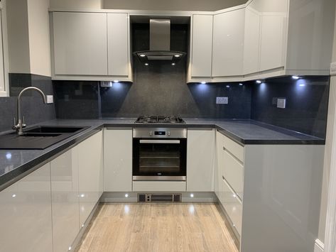 Kitchen Cabinets Makeover Ideas U Shape Kitchen Ideas Modern, Grey U Shaped Kitchen, Light Grey Gloss Kitchen Ideas, Grey Kitchen Worktop Ideas, Kitchen Glossy Cabinets, Small U Shaped Kitchen Ideas, Small U Shaped Kitchen Remodel, Light Grey Kitchen Ideas, Light Grey Gloss Kitchen