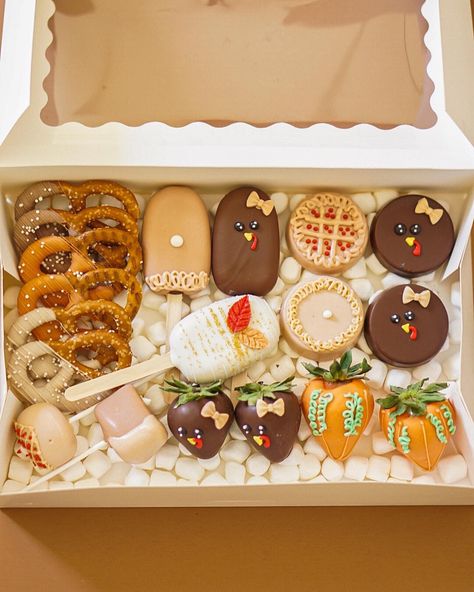 Fall Treat Boxes Ideas, Cake Pop Packaging Ideas Gift Boxes, Thanksgiving Cookie Box Ideas, Thanksgiving Bake Sale Treats, Holiday Dessert Box Ideas, Christmas Dessert Boxes Ideas, Thanksgiving Dipped Treats, Diy Cookie Boxes, Thanksgiving Box Ideas