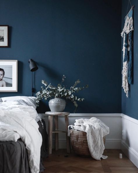 Idle Hands Awake | Perfectly Dreamy Moody Blue Bedrooms | http://idlehandsawake.com Dark Blue Bedrooms, Blue Bedroom Walls, Navy Blue Bedrooms, Dark Blue Walls, Blue Bedroom Decor, Bedroom Wall Designs, Dekorasi Kamar Tidur, Hus Inspiration, Blue Rooms