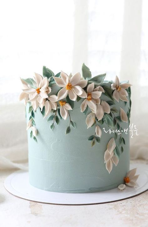 buttercream flower cake, cake ideas, buttercream cake ideas, simple cake, simple buttercream cake, korea cake ideas, korea buttercream cake, daisy buttercream cake, buttercream daisy birthday cake, simple birthday cake Decorating With Buttercream Frosting, Wild Flower Cake, Flower Cake Tutorial, Flower Cake Ideas, Gum Paste Flowers Cake, Cake Artwork, Grey Cake, Floral Cake Design, Flower Cake Design