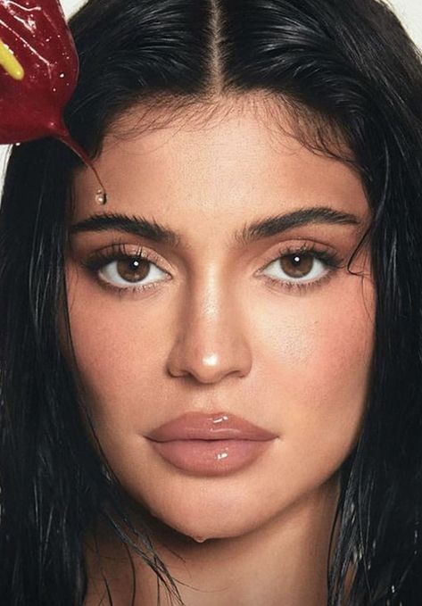 Kylie Jenner Face Shape, Glowy Full Glam Makeup, Wet Makeup Look Natural, Soft Glam Photoshoot, Fem Fatale Makeup, Kylie Jenner Nose, Glowy Face, Kylie Jenner Face, Kylie Jenner Makeup Look