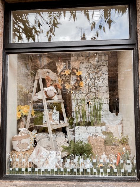 Home Store Window Display, Boutique Shop Window Displays, Florist Shop Window Display, Spring Storefront Window Displays, Floral Window Display Ideas, Easter Shop Window Displays, Spring Shop Window Display, Spring Retail Window Displays, Spring Store Window Display