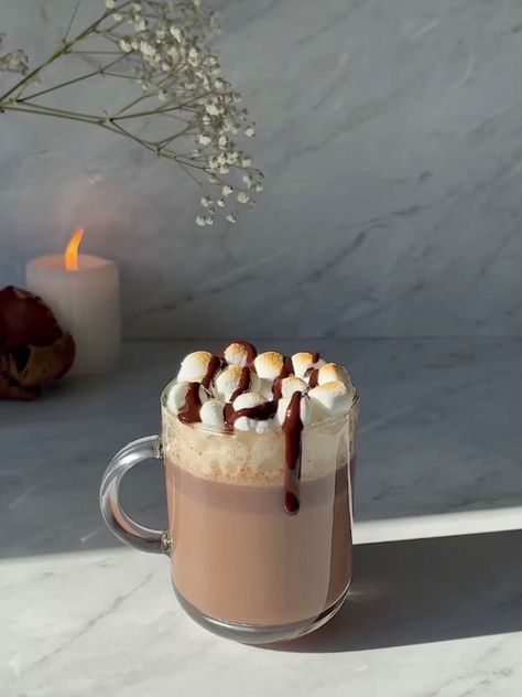 Hot Chocolate Pictures, Hot Chocolate Aesthetic, Chocolate Aesthetic, Aesthetic Cafe, Hot Chocolate Drinks, Christmas Hot Chocolate, In A Mug, Pretty Drinks, Think Food