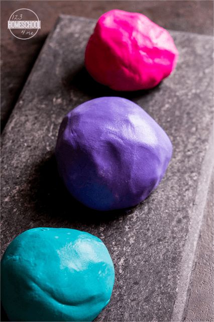 simple homemade playdough recipe using cornstarch and hair conditioner Easy Play Doh Recipe, Conditioner Playdough, 2 Ingredient Playdough, Easy Homemade Playdough Recipe, Play Doh For Kids, Winter Stem Activities, Easy Playdough Recipe, Homemade Playdough Recipe, Easy Slime Recipe