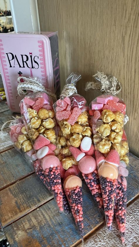 Girly Goodie Bags, Pink Birthday Goodie Bags, Pink Gift Bags Birthday Parties, Gift Bags For Birthday Guests, Party Bag Ideas For Teens, Sweet 16 Goodie Bags, Sweet 16 Goody Bag Ideas, Birthday Goodie Bags Ideas For Teens, Sleepover Goodie Bags