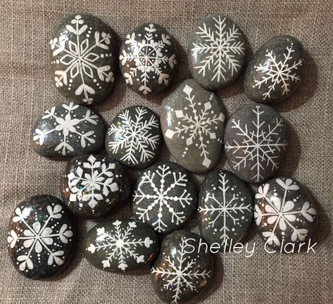 Snowflake Rock Painting, Painted Stones Christmas, Snowflake Painted Rocks, Stone Painting Christmas Pebble Art, Painting Rocks Christmas, Christmas Stones Rock Art, Rock Painting Winter, Holiday Rock Painting, Christmas Painted Stones