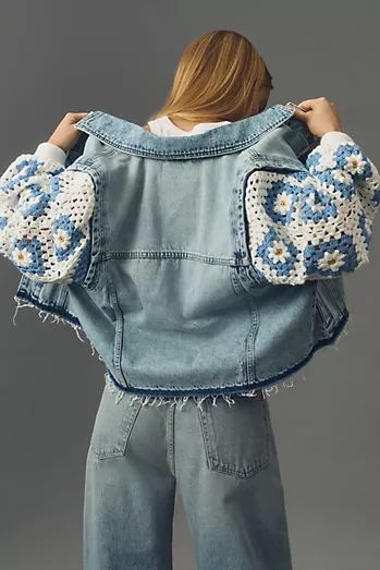 Crochet Fall Fashion, Crochet On Jeans, Jeans And Crochet, Recycling Jeans, Vestiti In Jeans, How To Crochet For Beginners, Ropa Upcycling, Handmade Jacket, Upcycled Jackets