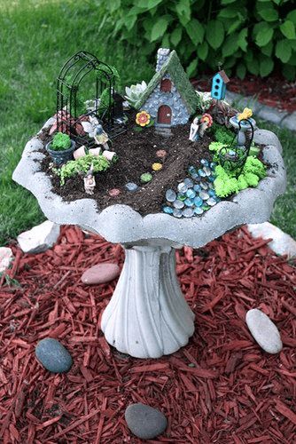 Miniature Fairy Garden Diy, Fairy Garden Design Ideas, Kids Fairy Garden, Kaktus Dan Sukulen, Fairy Garden Designs, Fairy Garden Crafts, Faeries Gardens, Miniature Fairy Garden, Tanah Liat