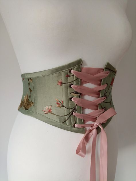 Green Corset Belt, Floral Underbust Corset, Corset Designs Ideas, Green Underbust Corset, Fairy Belt, Corset Belt Outfit, Pola Korset, Pretty Corset, Underbust Corset Belt