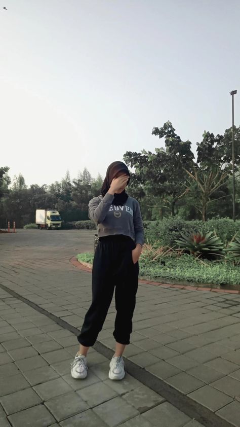 Outfit Jogger Pants Hijab, Ootd Jogger Pants Hijab, Pose Poto, Hijab Sport, Jogger Pants Outfit, Outfit Hijab, Ootd Hijab, Pants Outfit, Jogger Pants