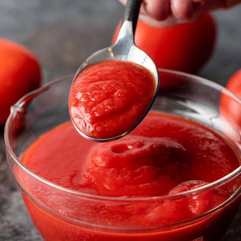 What is passata? Often referred to as tomato purée, passata is puréed and strained tomatoes. It adds a punch of flavor to sauces and more! Velveting Chicken, Different Chicken Recipes, Tomato Paste Recipe, Pizza Sauce Homemade, How To Peel Tomatoes, Brown Sauce, Food Substitutions, African Recipes, Homemade Tomato Sauce