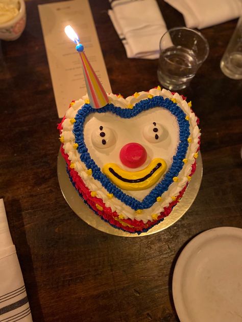 Fun Bday Cakes, Clown Desserts, 2000s Grocery Store Cakes, Clown Cake Ideas, Character Birthday Party Ideas, Clown Theme Birthday Party, Cute Birthday Theme Ideas, Clown Cakes Birthdays, Clown Party Ideas