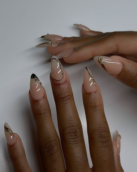 Goldie 🏅 Gems On Nails Ideas, Simple Design Nail Art, Wedding Nails Black Women, Gold Drip Nails, Christmas And New Years Nail Ideas, Nail Design With Gems, Cute Gel X Nails, Classy Holiday Nails Christmas, Simple Vacation Nails