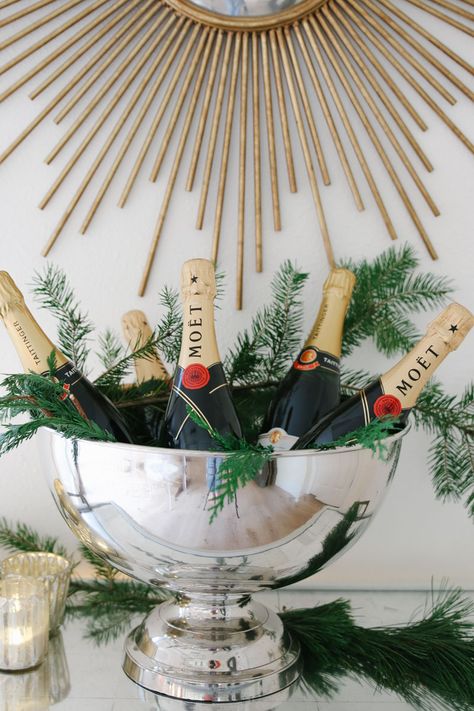 How to style a New Year's Eve bar cart. Set up a champagne themed bar cart for your NYE party! Simple bar cart styling. #barcart #hostess #newyearseve Modern New Years Decor, Holiday Glam Aesthetic, Modern New Years Eve Decor, New Year’s Eve Buffet Table, Chic New Years Eve Party, Christmas Champagne Bar, Tropical New Years Eve Party, New Years Table Scape, New Year’s Day Table Decor