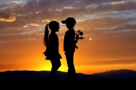 Silhouette of boy and girl Beautiful Sunset Pictures, Silhouette Photography, Whatsapp Wallpaper, Seni 3d, Foto Tips, Foto Art, Jolie Photo, Sunset Pictures, Mellow Yellow