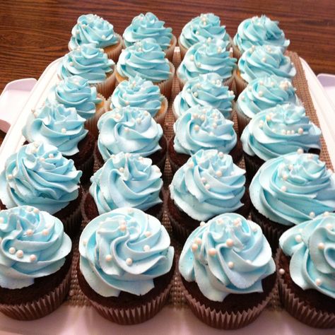 Easy Tiffany themed cupcakes. Blue buttercream frosting piped with a 1M tip and topped with edible pearls. Tiffany Blue Sweet 16, Muffins Decoration, Pearl Cupcakes, Christening Cupcakes, Reception Desserts, Baked Desserts, Blue Frosting, 50th Cake, Blue Cupcakes