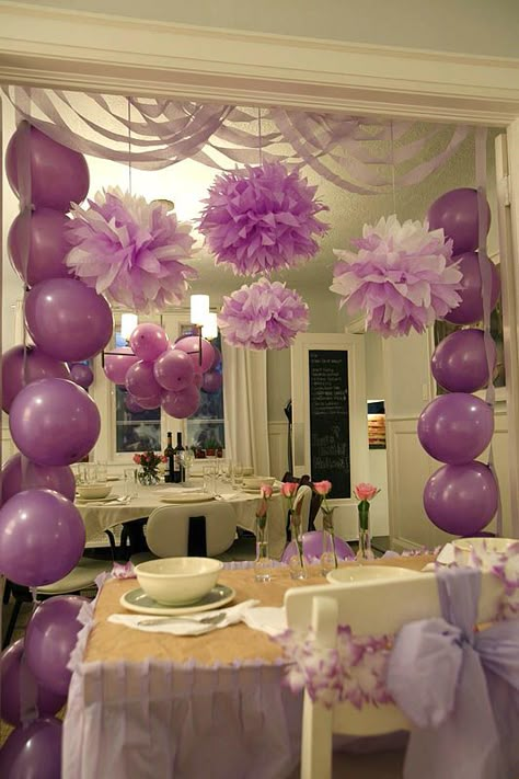 Pompones y globos, unos excelentes elementos decorativos para una fiesta. Wedding Table Setup, Idee Babyshower, Trendy Baby Shower Ideas, Purple Balloons, Purple Party, Festa Party, Decoration Birthday, Baby Shower Balloons, Girl Shower