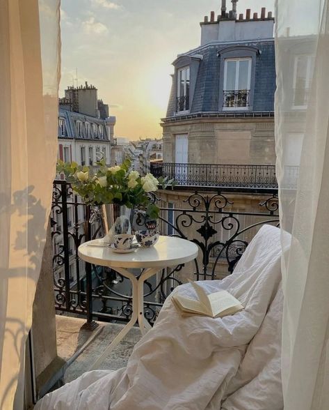 cirkinkadininutopyasi on Tumblr Paris Apartment Aesthetic, Parisian Apartment Interior, Paris Apartment Interiors, Paris Balcony, Paris Flat, French Balcony, French Apartment, Paris Dream, Paris Home