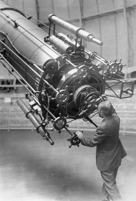 OBSERVING MARS IN 1926 - Gears! Yerkes Observatory, Refracting Telescope, Microscopes, Nonfiction Texts, Telescopes, To Infinity And Beyond, Astronomer, Space And Astronomy, Dieselpunk