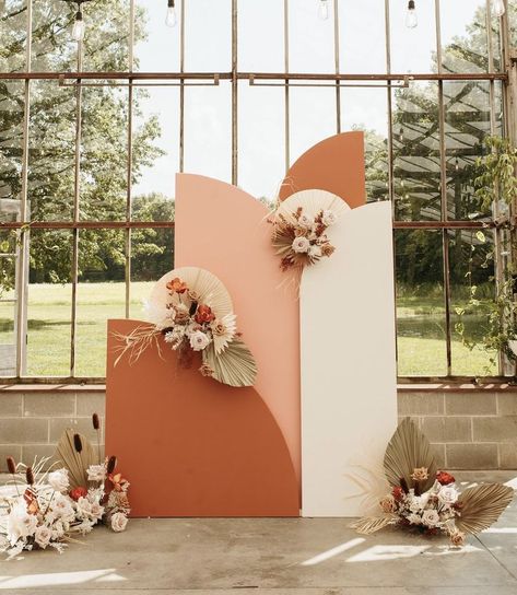 Simple Stage Backdrop, Boho Wedding Florals, Rust Palette, Diy Backdrops, Fall Boho Wedding, Backdrop Props, Orange Backdrop, Wedding Stages, Minimalist Dekor